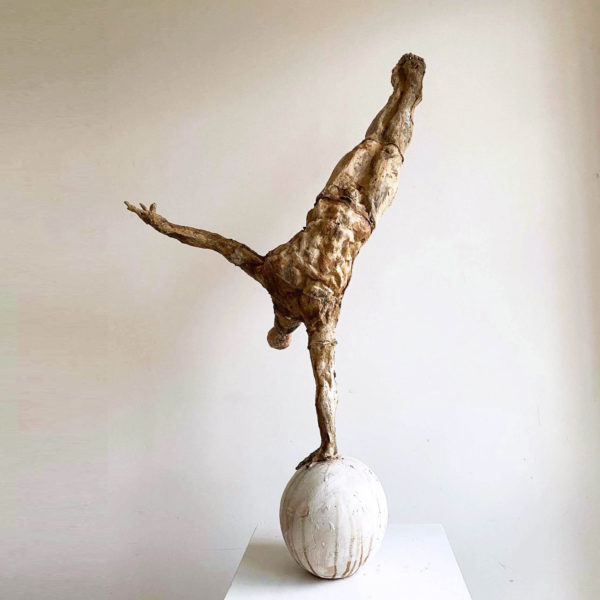 #artist #sculptor #rome #neapolitanartist #cartapesta #papermache #artsculpture #contemporaryart #giacometti #disegni #drawins #sculturacarta #artwork #kunst #kunstwerk #vittorioiavazzo #manonballoon #sculpture #artista #scultore #artgallery #handstandman #pallone #sculture #opereiavazzo #arteitaliana #artecontemporanea